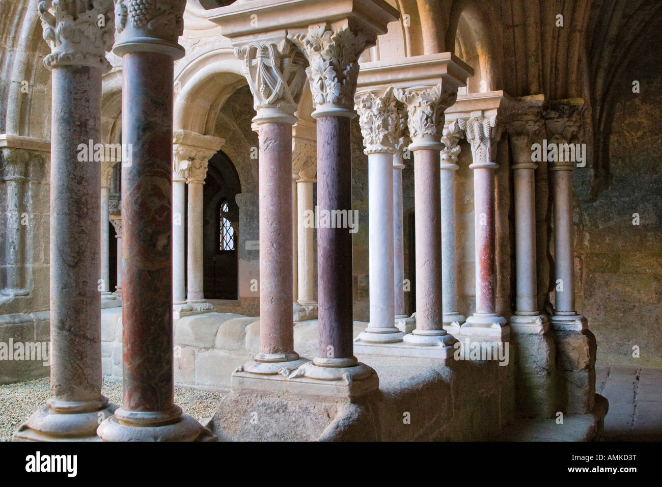 Marmorsäulen im Kreuzgang in der Abtei von Fontfroide Stockfoto