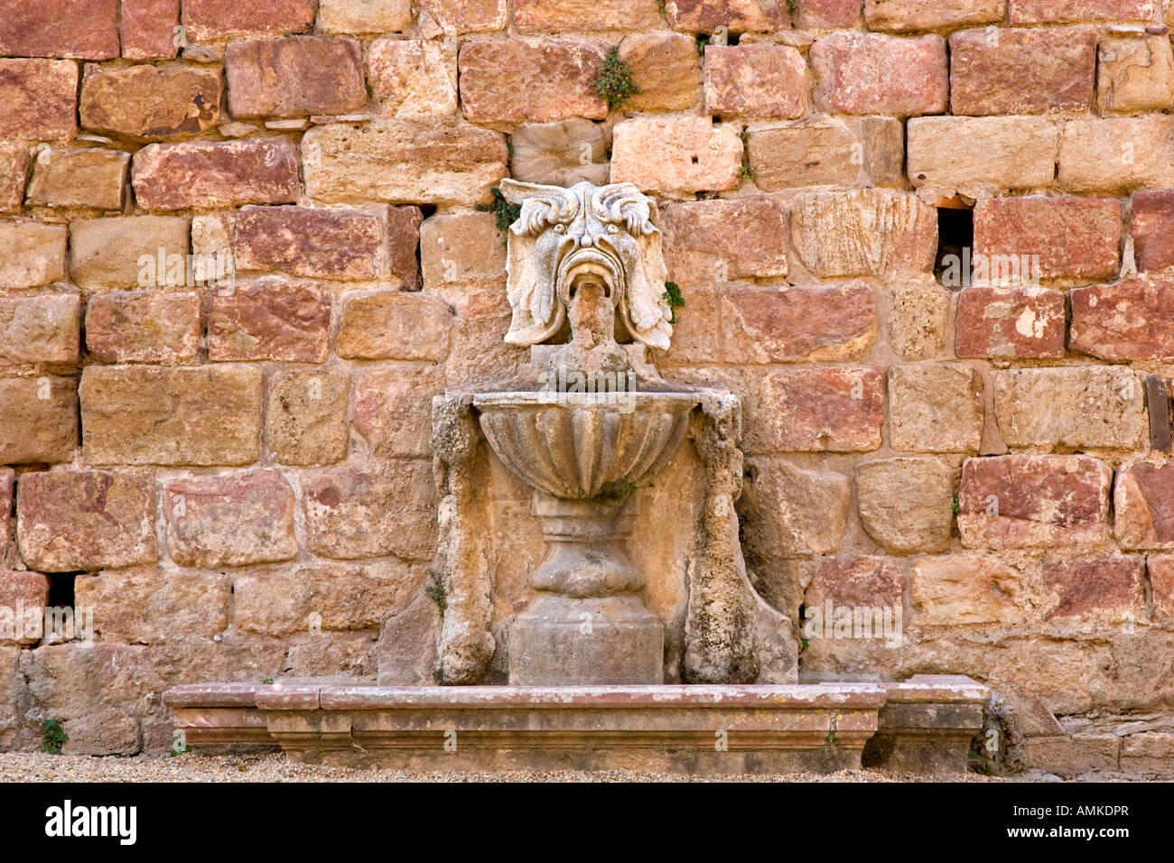 Brunnen in Stein Wand im Innenhof des Fontfroide, Frankreich Stockfoto