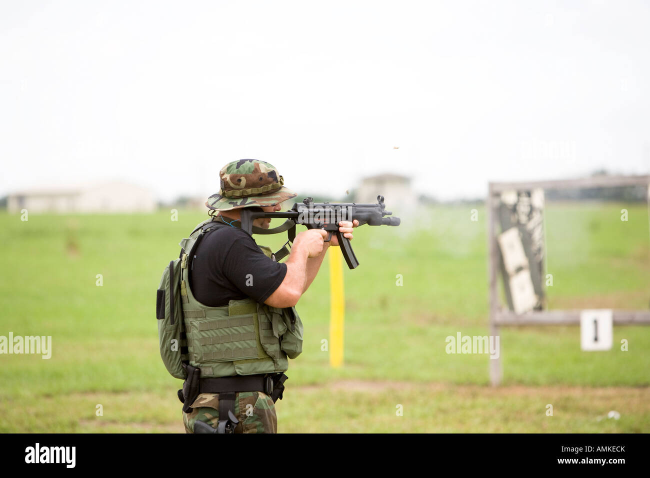Art-Offizier während der Feuerwaffen Bereich Ausbildung. Eine solche ist wie SWAT Gefängnis und steht für Special Operations Response Team. Stockfoto