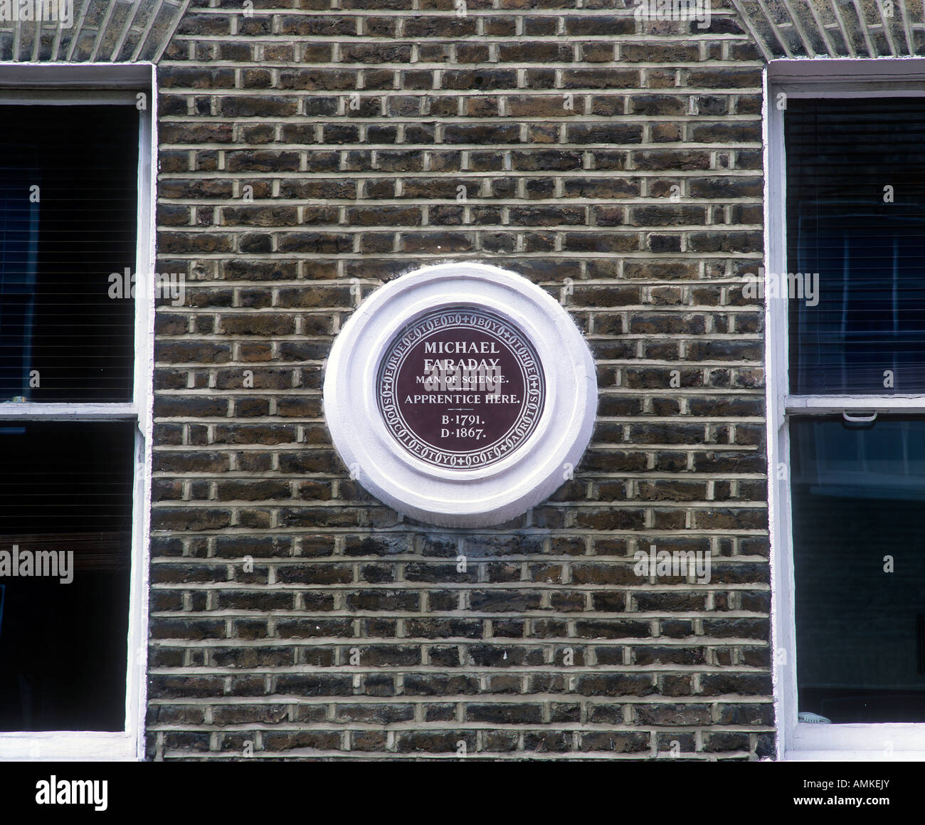 Festschrift Schild für Michael Faraday an der Wand von 48 Blandford St. Marylebone, London W1, wo er einst ein Lehrling war. Stockfoto