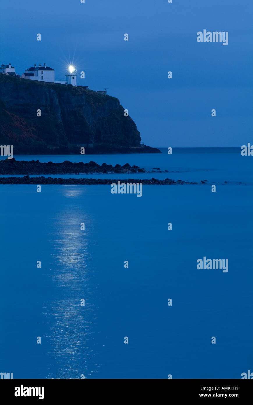 Black Head Leuchtturm schwachem Licht, Leuchten, Whitehead, in der Nähe von Belfast, Grafschaft Antrim, Nordirland Stockfoto