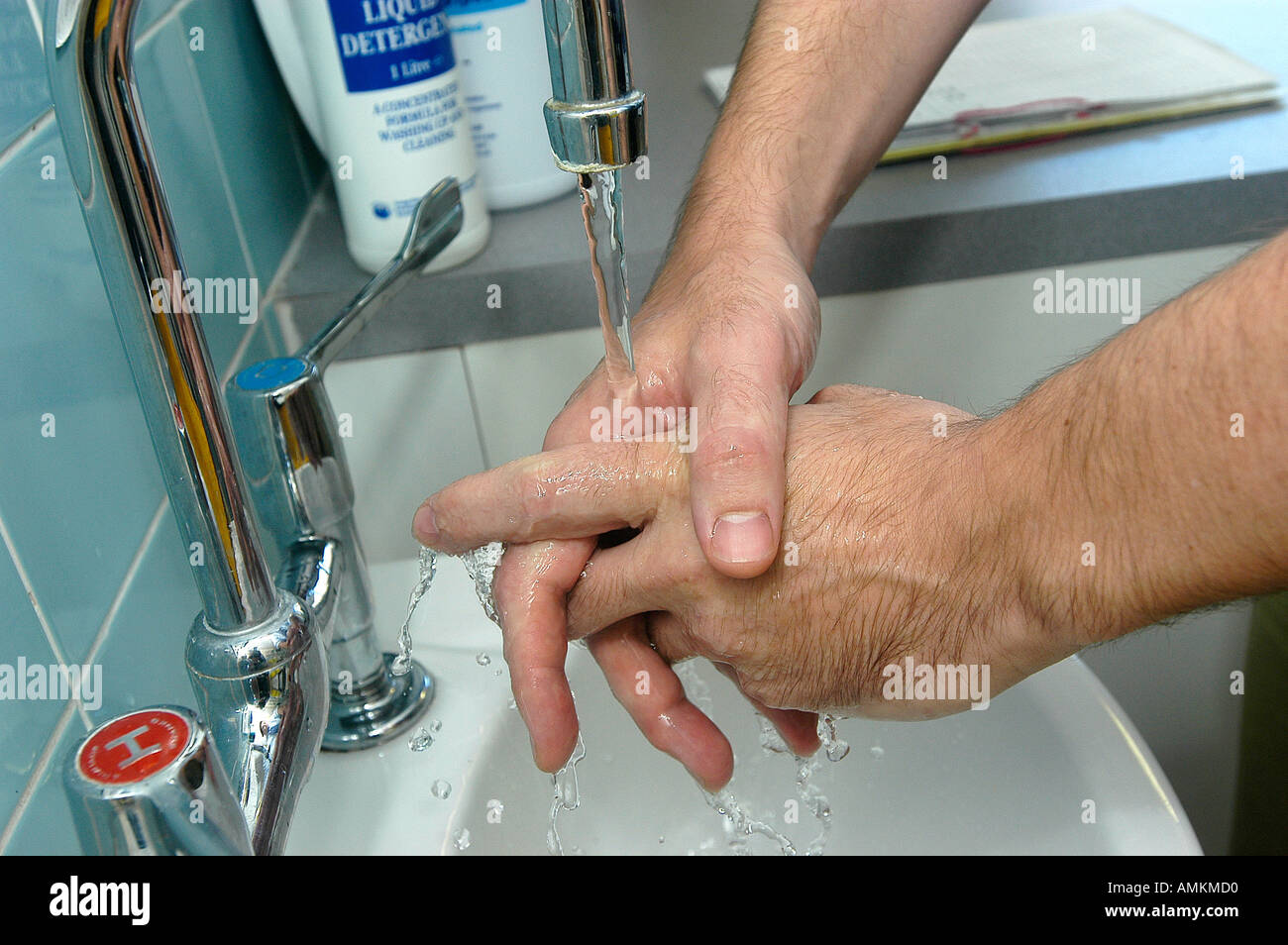 MRSA-Infektion. Arzt oder Krankenschwester waschen die Hände in UK Krankenhaus. Stockfoto