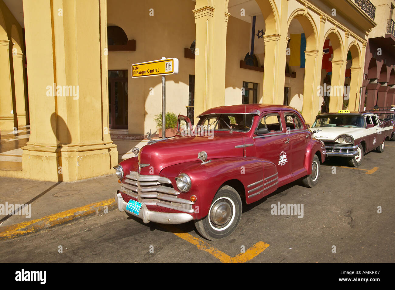 Klassische alte amerikanische Autos geparkt vor Hotel in Alt-Havanna-Kuba Stockfoto