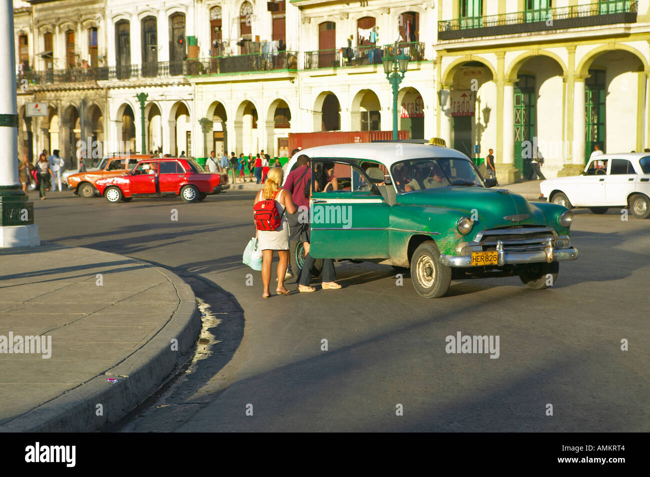 Menschen beim Eintritt in ein Taxi in Alt-Havanna-Kuba Stockfoto