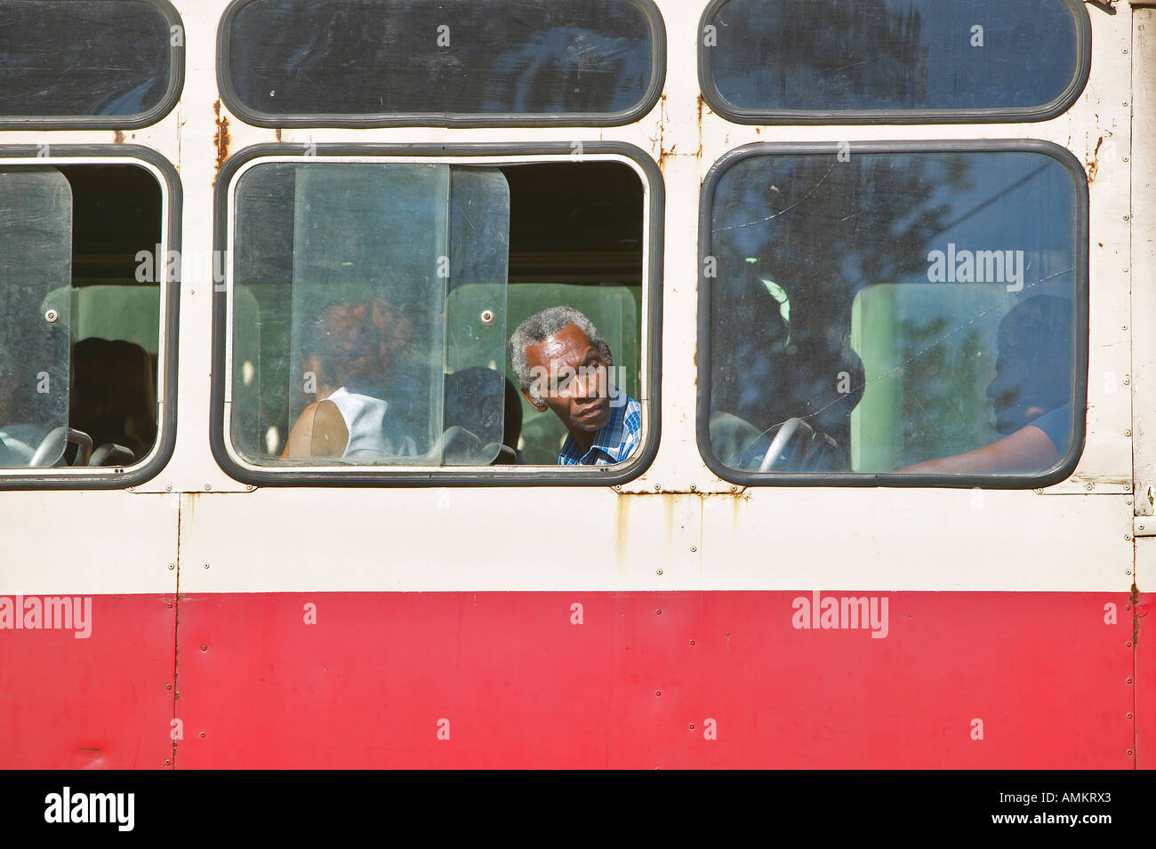 Kubanische Mann Blick durch Fenster bewegen Bus in Havanna Kuba Stockfoto