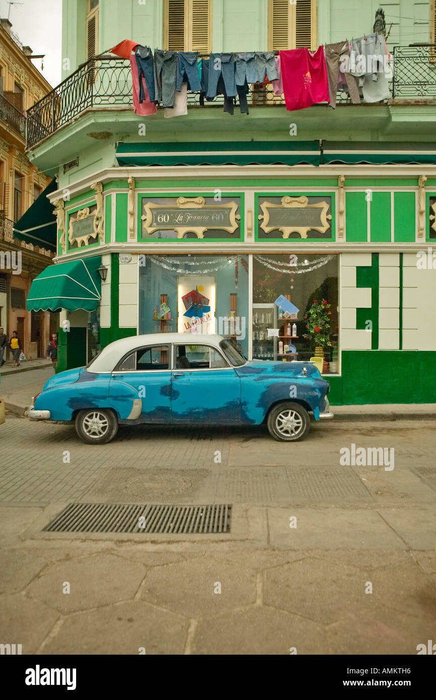 Wäsche auf Balkon mit Blick auf altes Auto in Alt-Havanna Kuba hängen Stockfoto