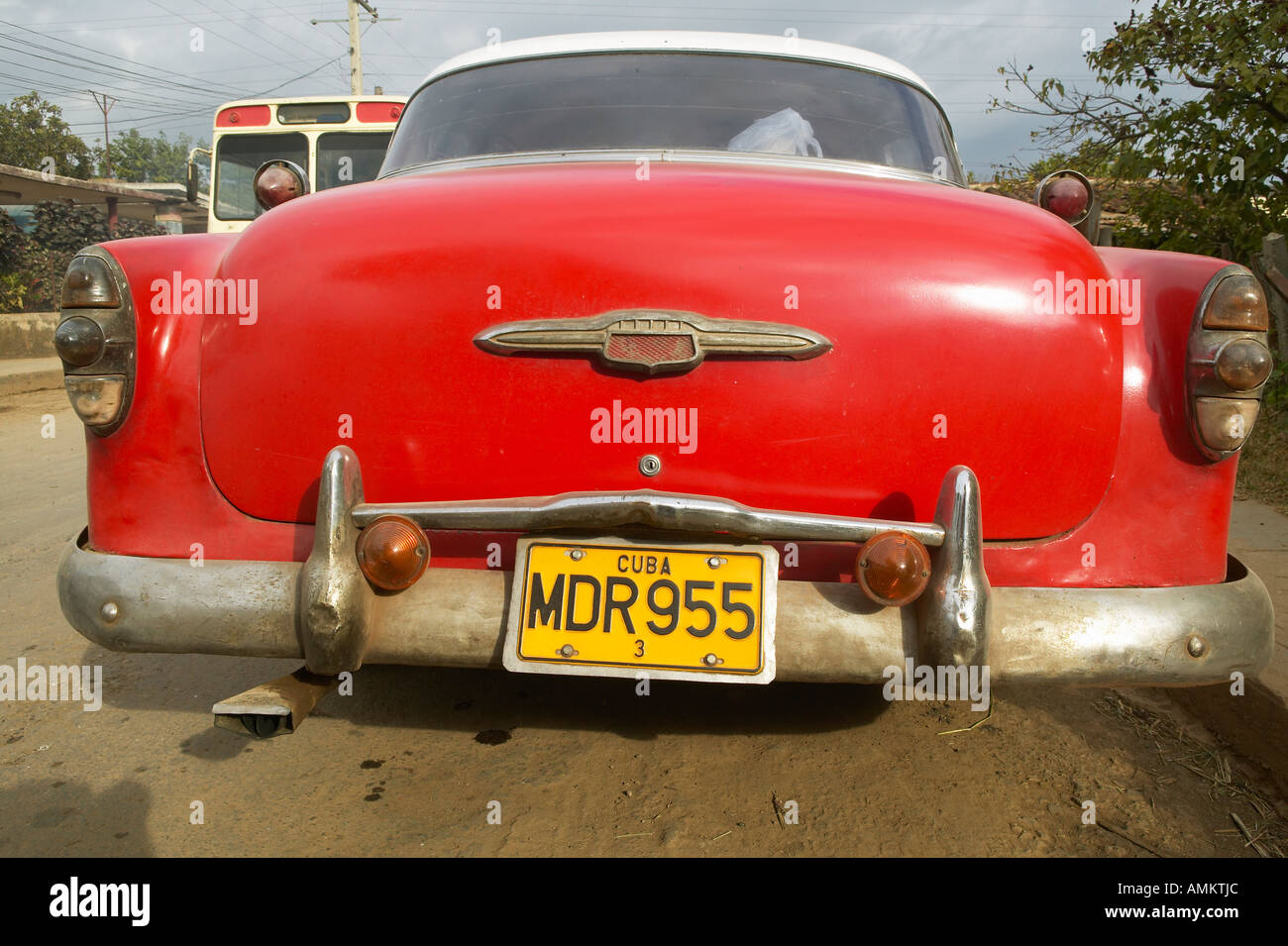 Alte rote Pontiac mit einem kubanischen Kennzeichen in Havanna Kuba Stockfoto