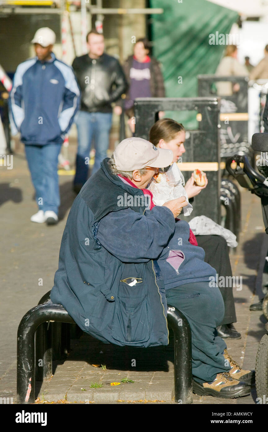 Eine übergewichtige Menschen Essen in Leicester Leicestershire UK Stockfoto