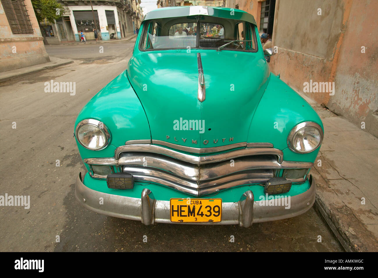 Türkisfarbene alte Dodge geparkt vor der alten Gebäude in Havanna Kuba Stockfoto