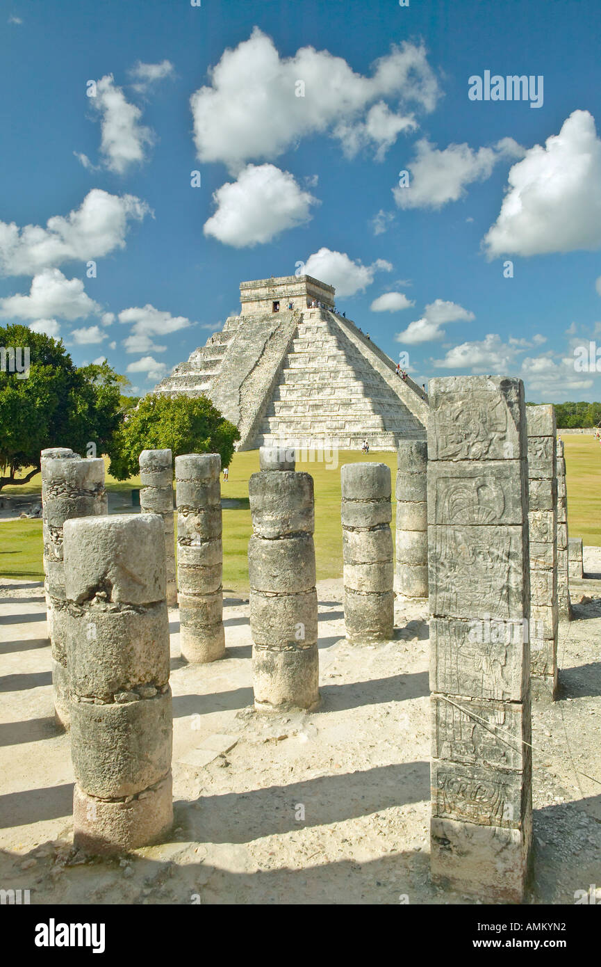 Die Pyramide des Kukulkan auch bekannt als El Castillo eine Maya-Ruine wie aus tausend Spalten Vordergrund Chichen Itza Mexico gesehen Stockfoto