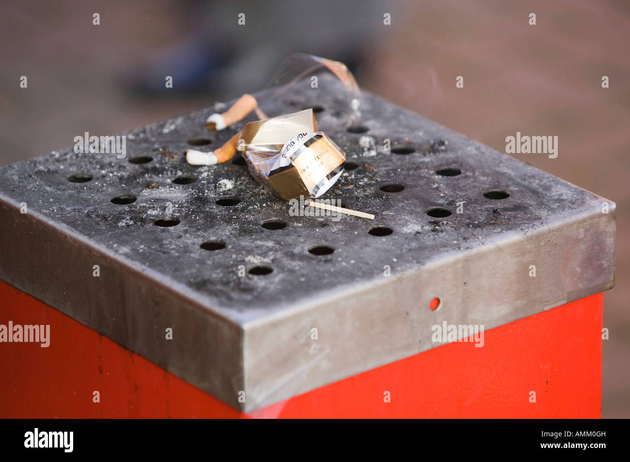 Uteruik Selbstlöschender Aschenbecher - Leuchtet Im Dunkeln, Auto-tauglich