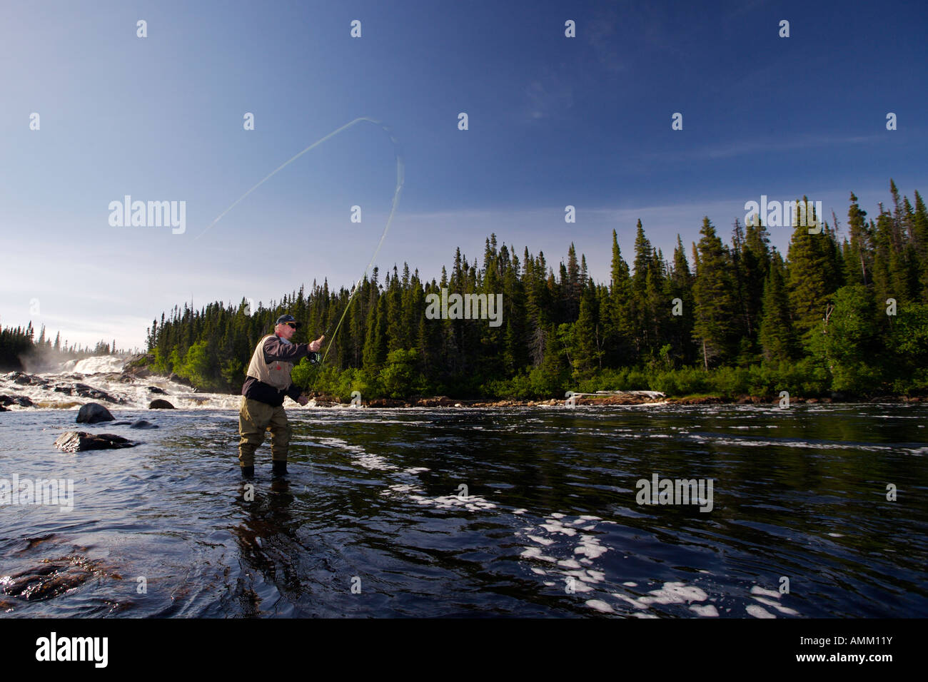 Fischer Fliegenfischen im White Bear River Falls, Rifflin'Hitch Lodge in Neufundland und Labrador, Kanada Stockfoto