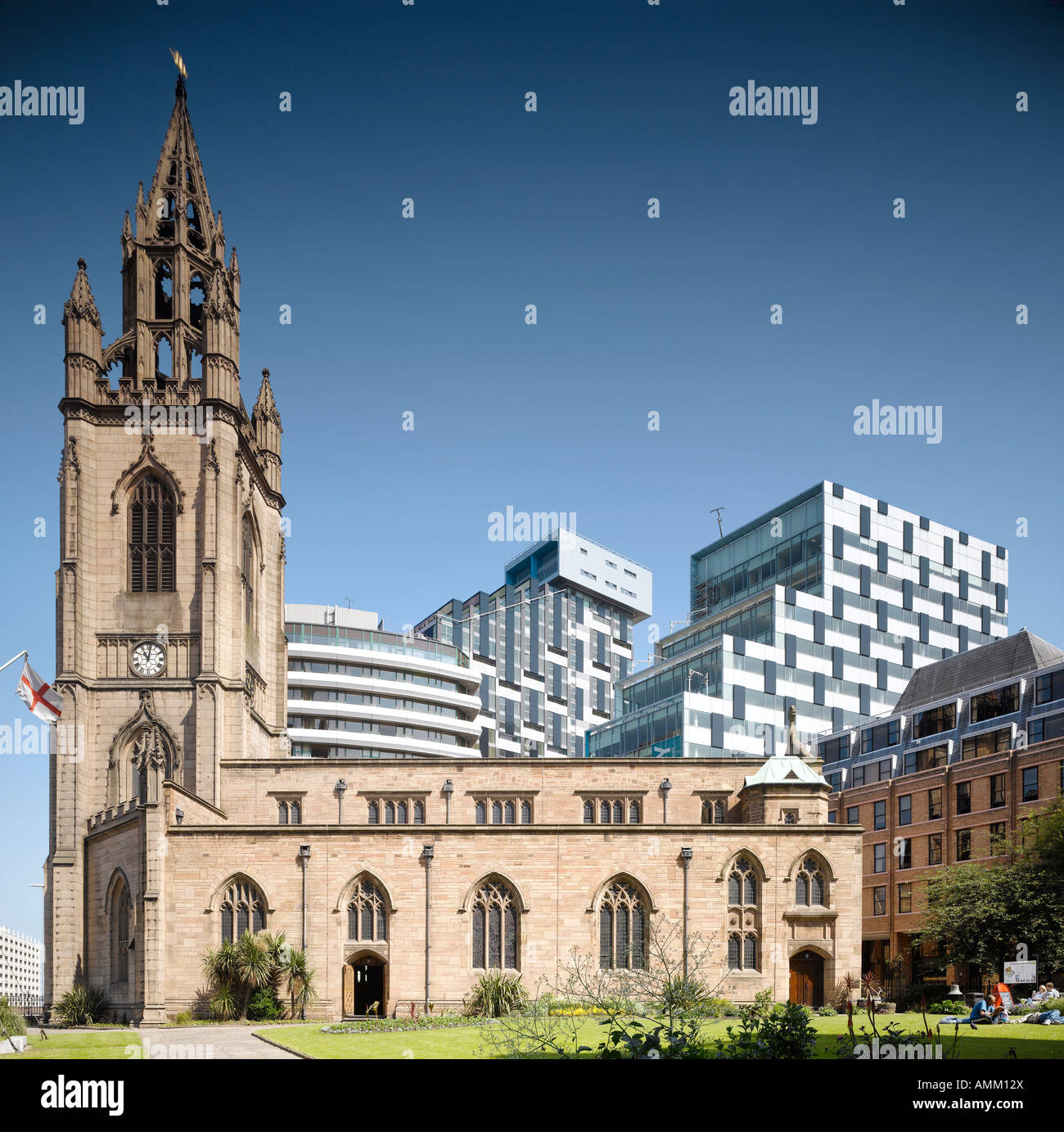 Merseyside, Liverpool. Stadt der Kultur 2008 neue Blöcke von Einheit Sentinel, gemischt verwenden Entwicklung hinter Kirche Stockfoto