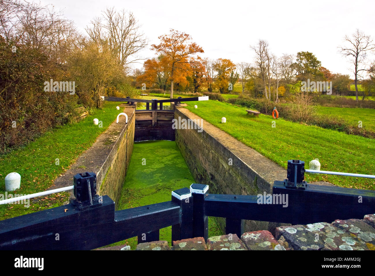 Wey & Arun Canal, Drungewick Sperren in der Herbstzeit. Surrey, Großbritannien, England UK 2007 Stockfoto