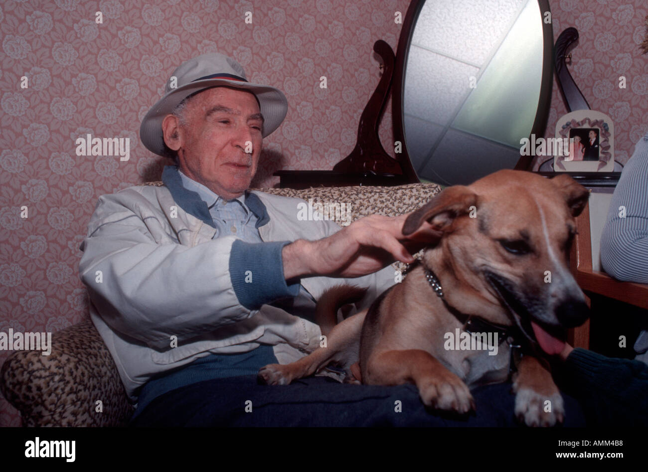 Eine ältere Einwohner von Lakonien Nursing Home interagiert mit einem Hund als Teil der pet-Therapie-Programm Stockfoto