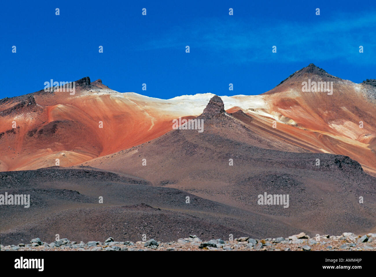 Cerro Rosario, eines der vulkanische Anden-Gipfel erhebt sich über dem Altiplano hat seinen Namen von den roten Streifen der Mineralien an den oberen hängen. Stockfoto