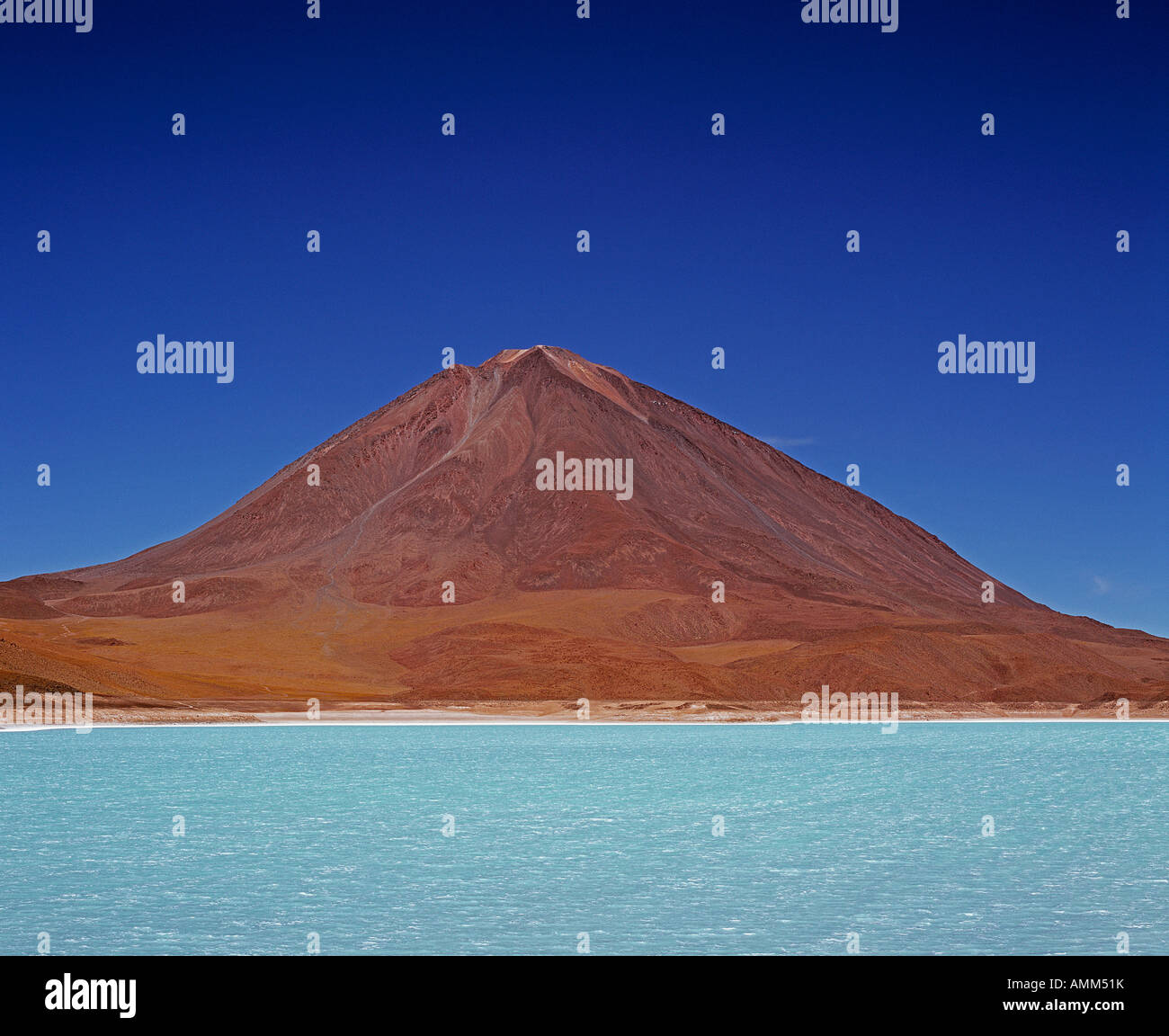 Das markante, türkisfarbene Wasser des Laguna Verde mit dem perfekten Kegel Vulkan Licancabur 5868 m erhebt sich über sie. Stockfoto