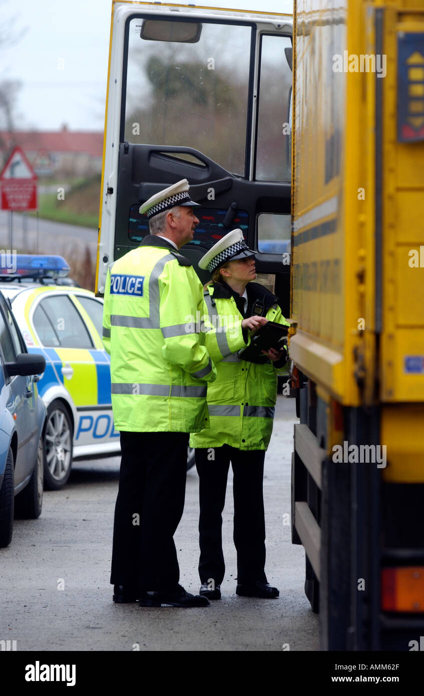 Verkehrspolizei, die Durchführung von Kontrollen der Fahrzeuge stoppen Stockfoto