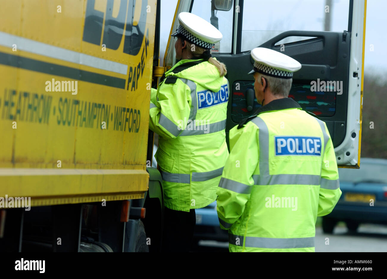 Verkehrspolizei, die Durchführung von Kontrollen der Fahrzeuge stoppen Stockfoto