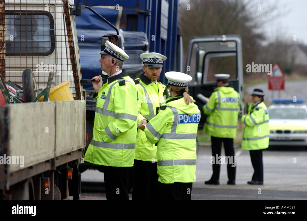 Polizei führen Sicherheitsprüfungen an Fahrzeugen Stockfoto