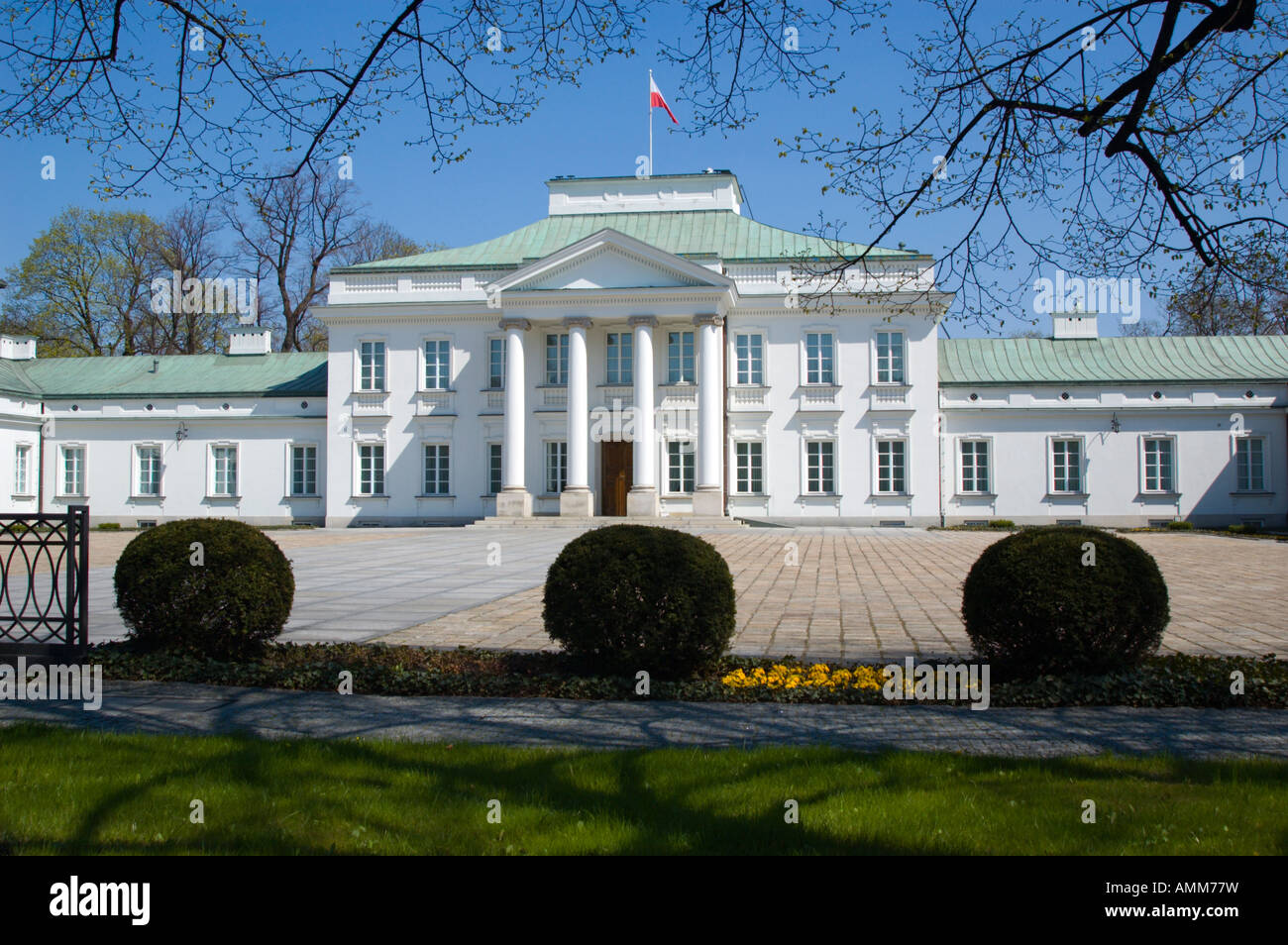Belweder Palast ehemaligen polnischen Präsidenten Haus mit polnischen Fahnenschwingen auf dem Dach Stockfoto