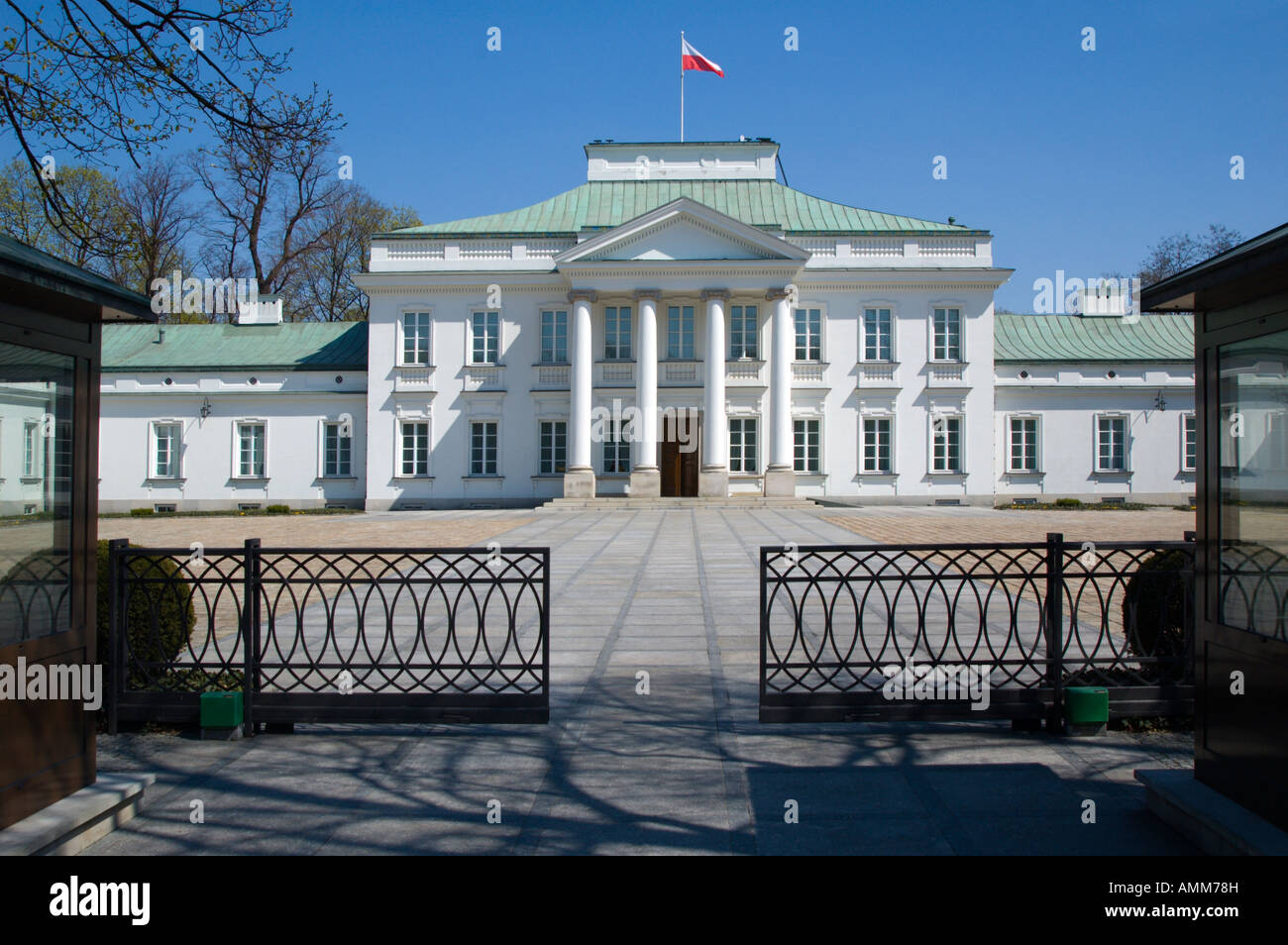 Belweder Palast ehemaligen polnischen Präsidenten Haus mit polnischen Fahnenschwingen auf dem Dach Stockfoto