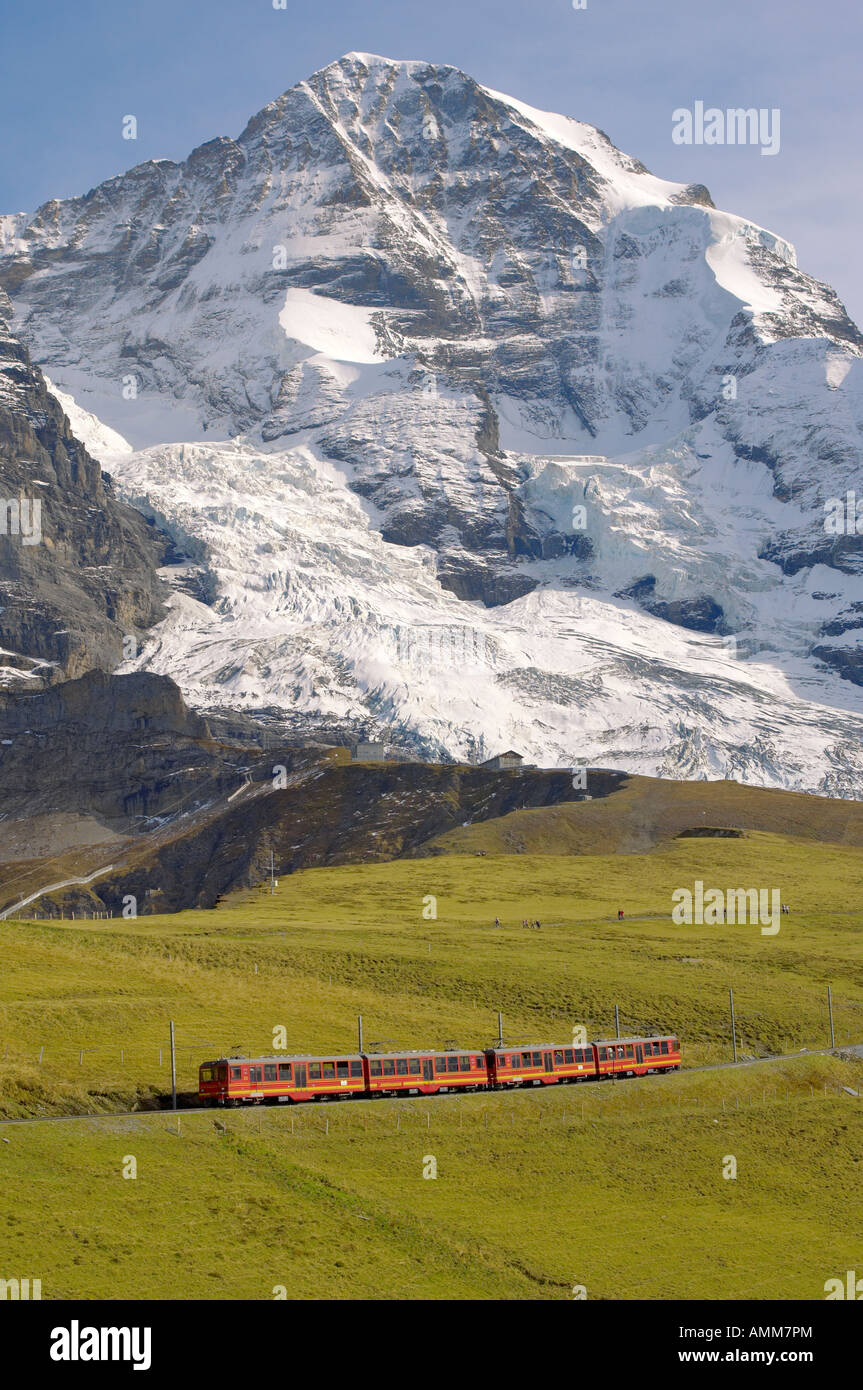 Jungfrau mit dem Zug von der kleinen Scheidegg. Grindelwald. Schweizer Alpen, Schweiz Stockfoto