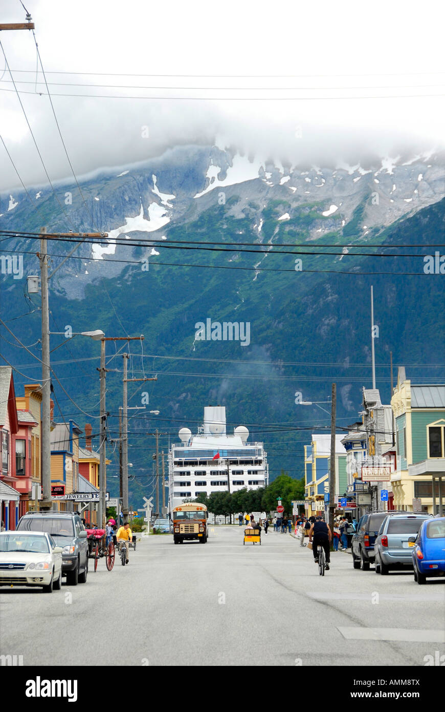 Broadway Street View der Kreuzfahrt Schiffe angedockt in Skagway Alaska AK Vereinigten Staaten uns Inside Passage Alaska tour Stockfoto