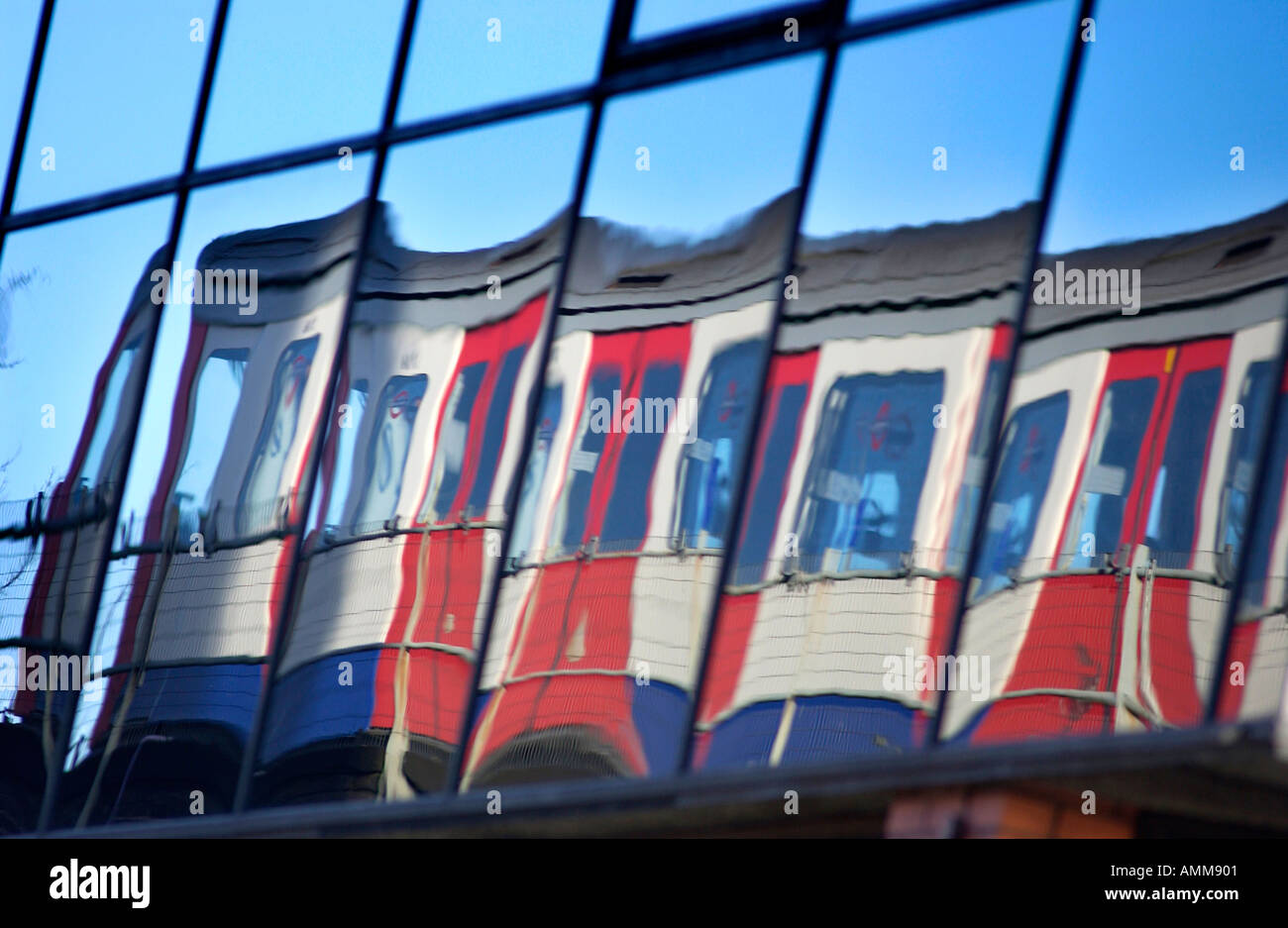 Reflektierte U-Bahn auf der Hammersmith and City Line der Londoner U-Bahn Stockfoto