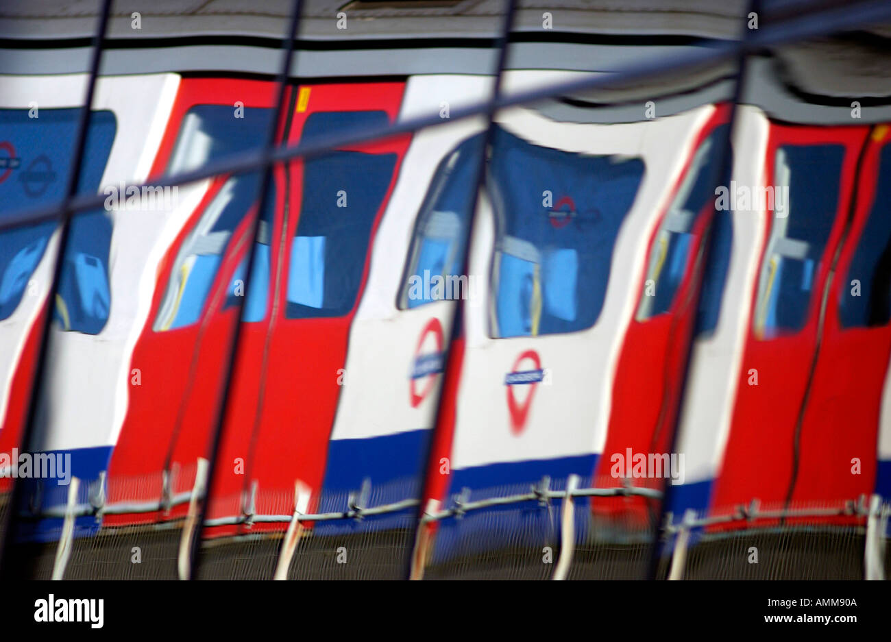 Reflektierte U-Bahn auf der Hammersmith and City Line der Londoner U-Bahn Stockfoto