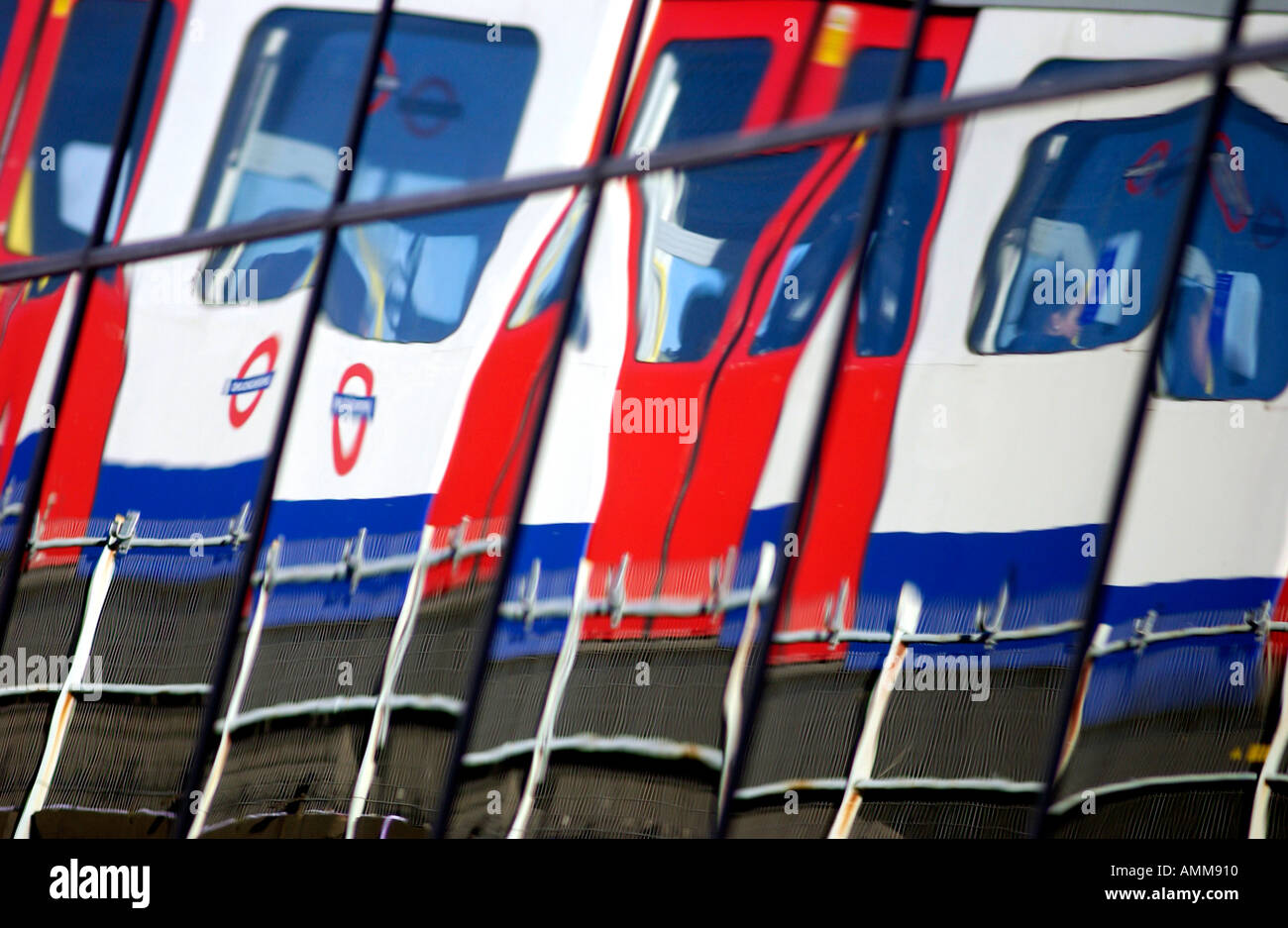 Reflektierte U-Bahn auf der Hammersmith and City Line der Londoner U-Bahn Stockfoto