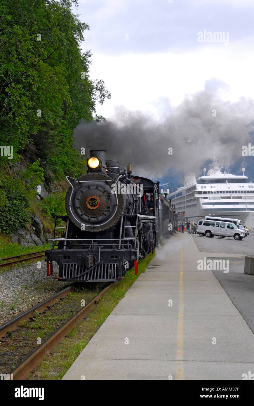White Pass Yukon Route Railroad Skagway Alaska AK USA uns Inside Passage mit Kreuzfahrtschiff im Hafen Stockfoto