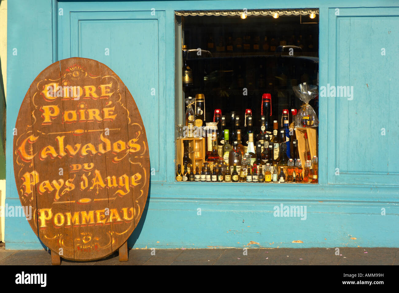 Hafen Seite Shop Verkauf Normandie Getränke, Calvados, Cidre. Honfleur Normandie Frankreich Stockfoto