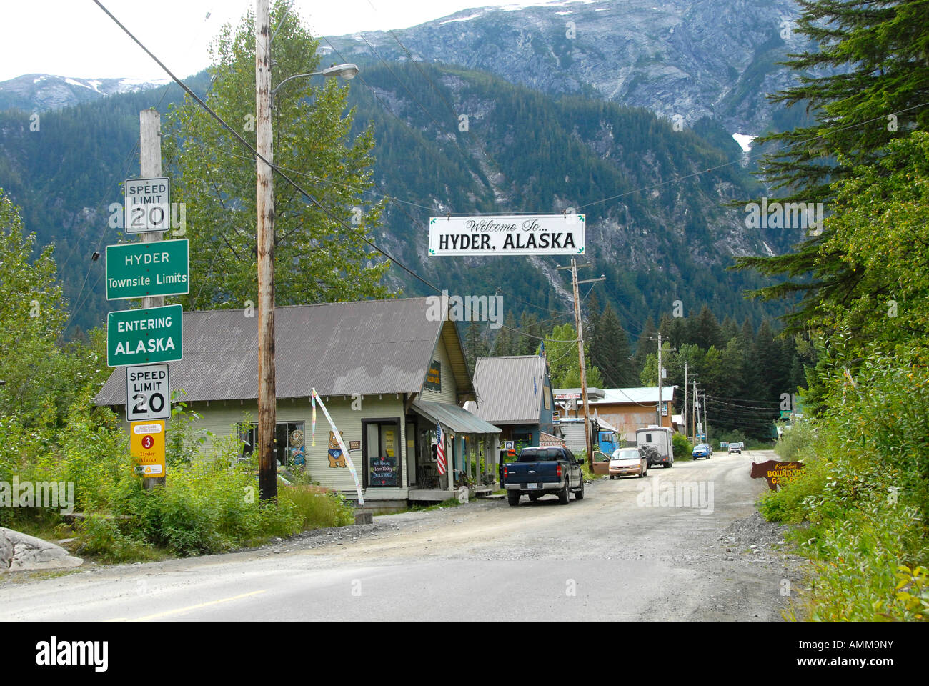 Main Street Geschäfte Filialen in Hyder Alaska AK USA US-Grenze mit Stewart BC British Columbia Kanada Stockfoto