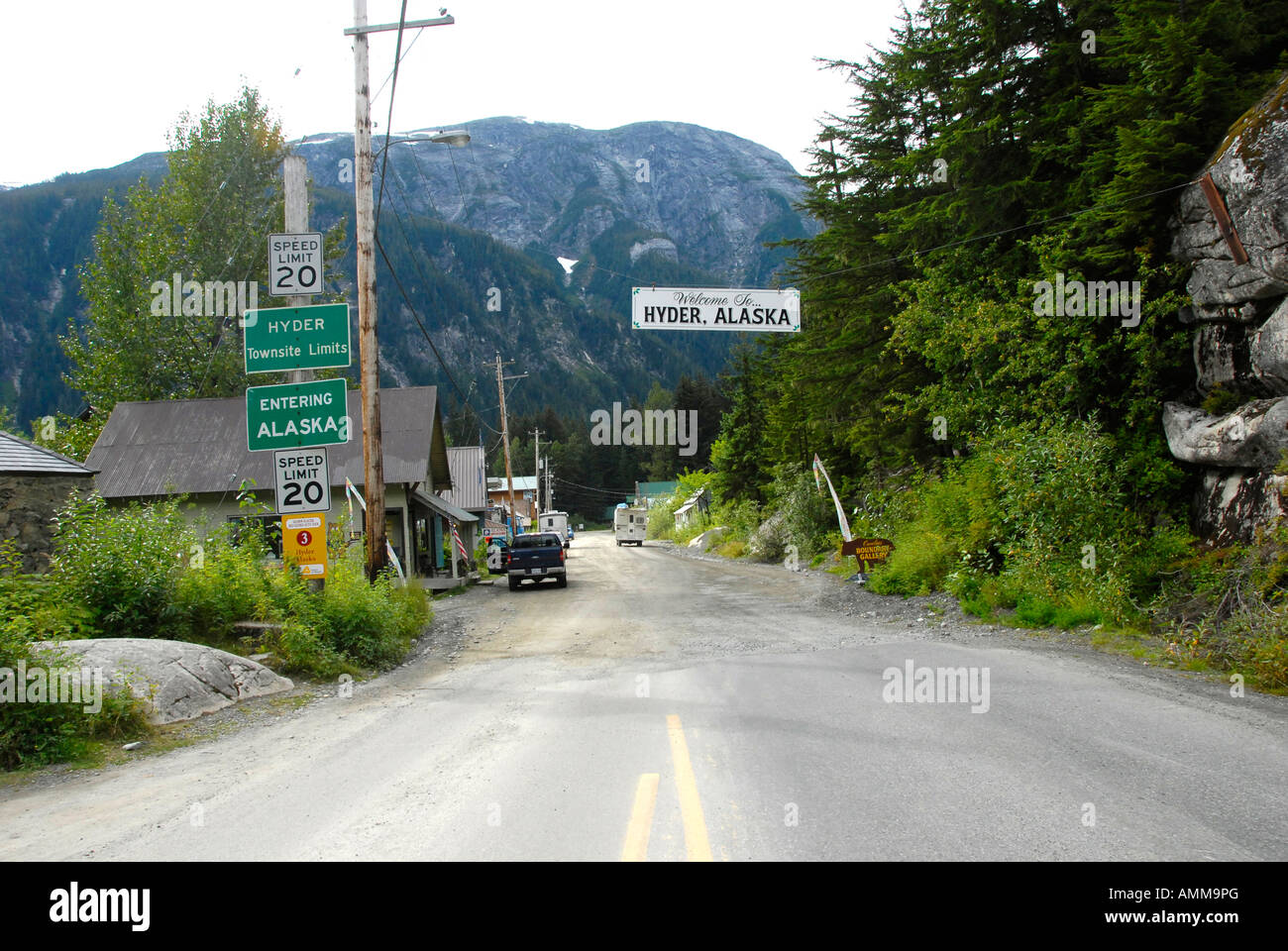 Main Street Geschäfte Filialen in Hyder Alaska AK USA US-Grenze mit Stewart BC British Columbia Kanada Stockfoto