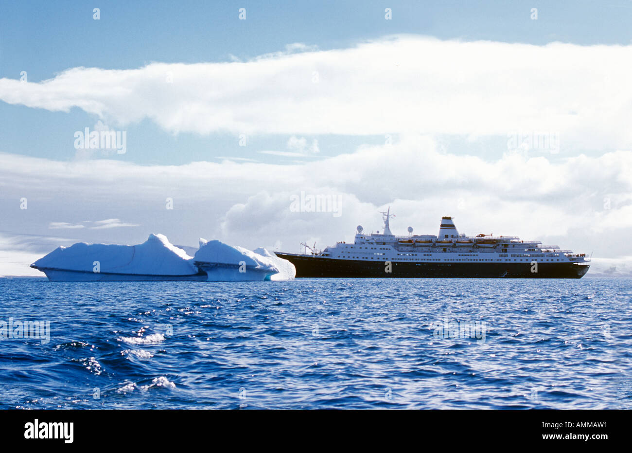 Kreuzfahrtschiff Marco Polo mit Gletschern und Eisbergen im Errera Kanal auf Culverville Insel Antarktis Stockfoto