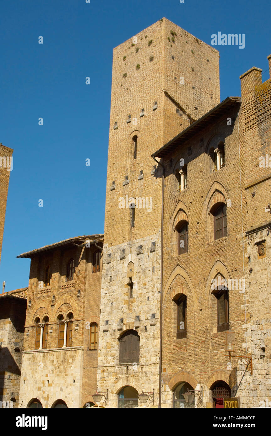 Mittelalterlichen Häusern rund um Plazza Cisterna San Gimignano Italien Stockfoto