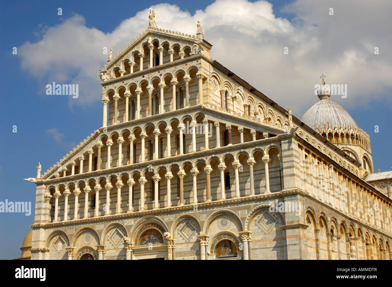 Blick auf den Dom von Pisa romanische Arkaden an der Fassade des Doms. Piazza del Miracoli Pisa Italien Stockfoto