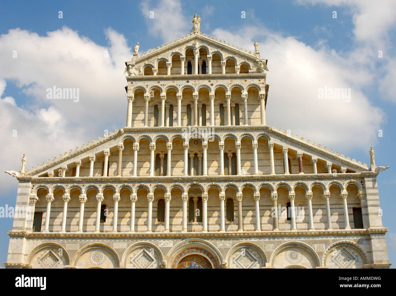 Blick auf den Dom von Pisa romanische Arkaden an der Fassade des Doms. Piazza del Miracoli Pisa Italien Stockfoto