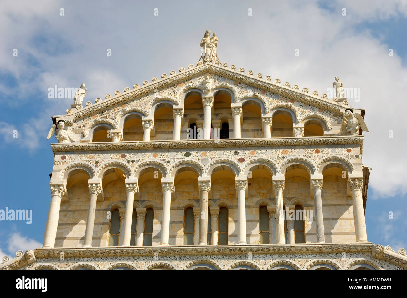 Blick auf den Dom von Pisa romanische Arkaden an der Fassade des Doms. Piazza del Miracoli Pisa Italien Stockfoto