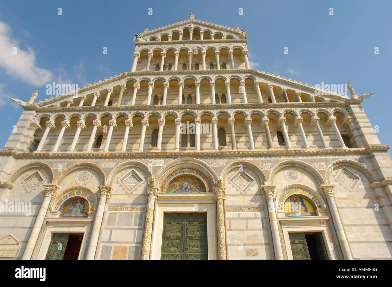 Blick auf den Dom von Pisa romanische Arkaden an der Fassade des Doms. Piazza del Miracoli Pisa Italien Stockfoto