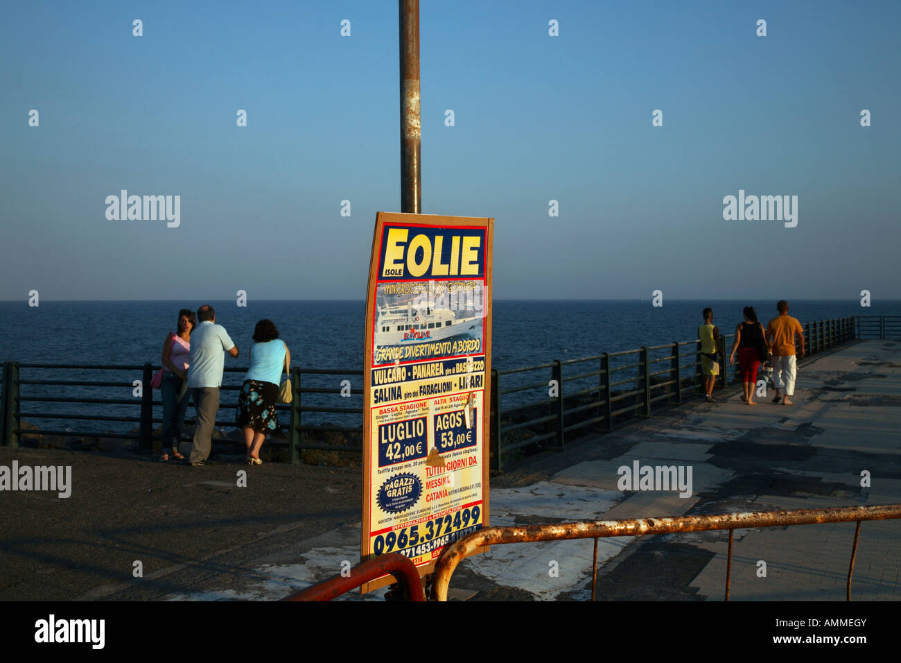 Menschen Werbung Schild Strandpromenade Catania Sizilien Italien Stockfoto