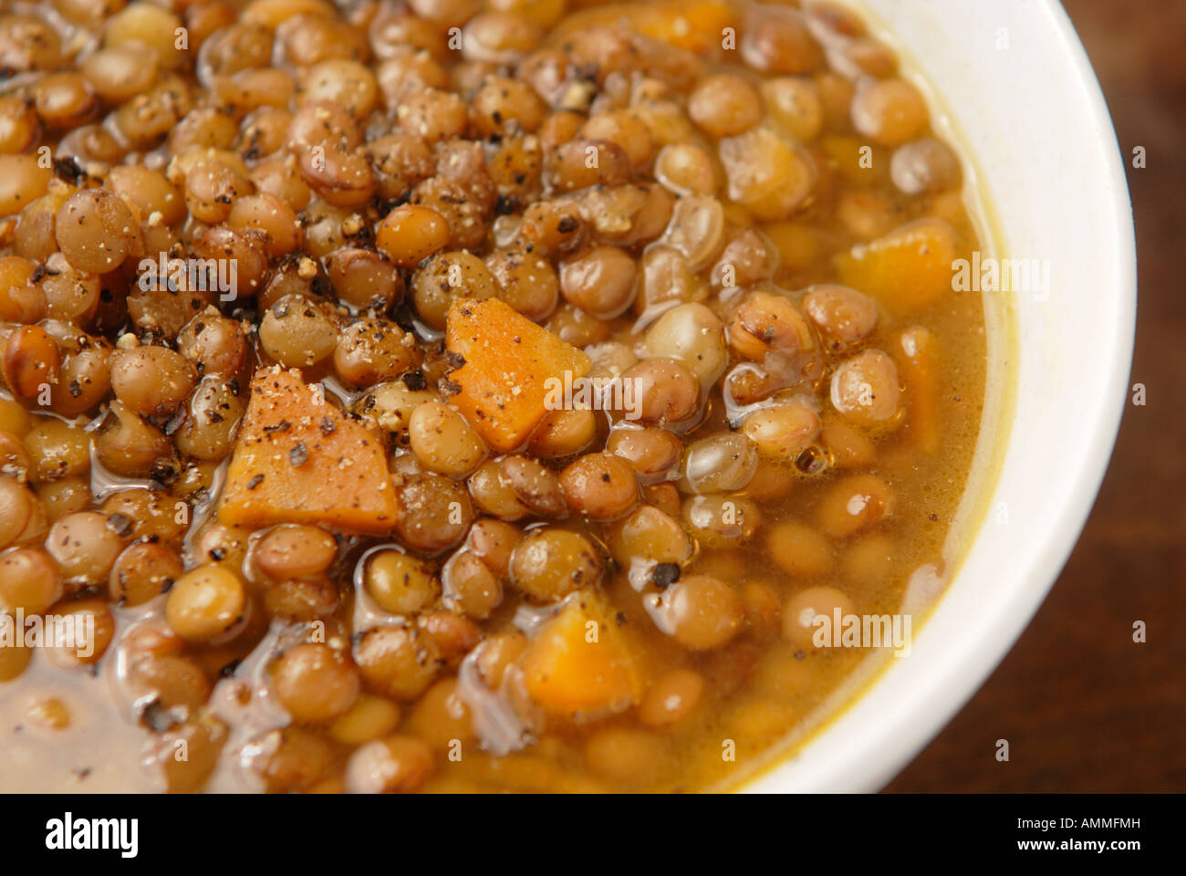 Traditionelle griechische Linsensuppe (Fakes) mit Karotten, Knoblauch ...