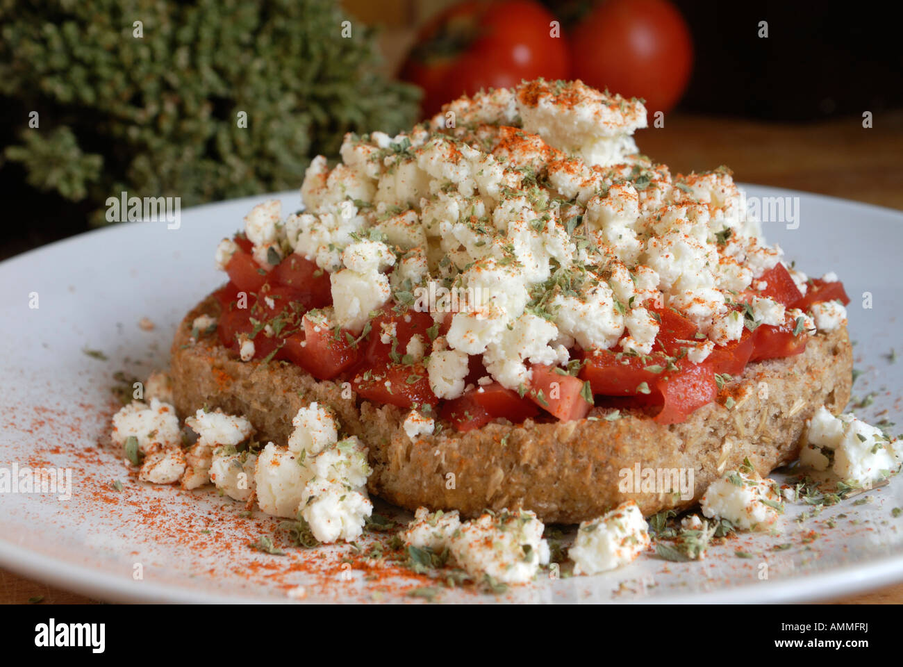 Dakos (Ntakos) traditionelle griechische Vorspeise gemeinsame auf Kreta. Getrocknetes Brot mit Tomaten, Feta, Oregano, Paprika und Oliven Öl Stockfoto