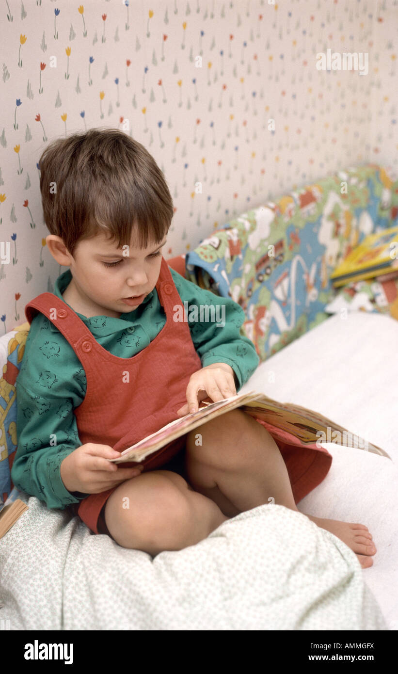 Fünf Jahre alten Jungen lesen Stockfoto