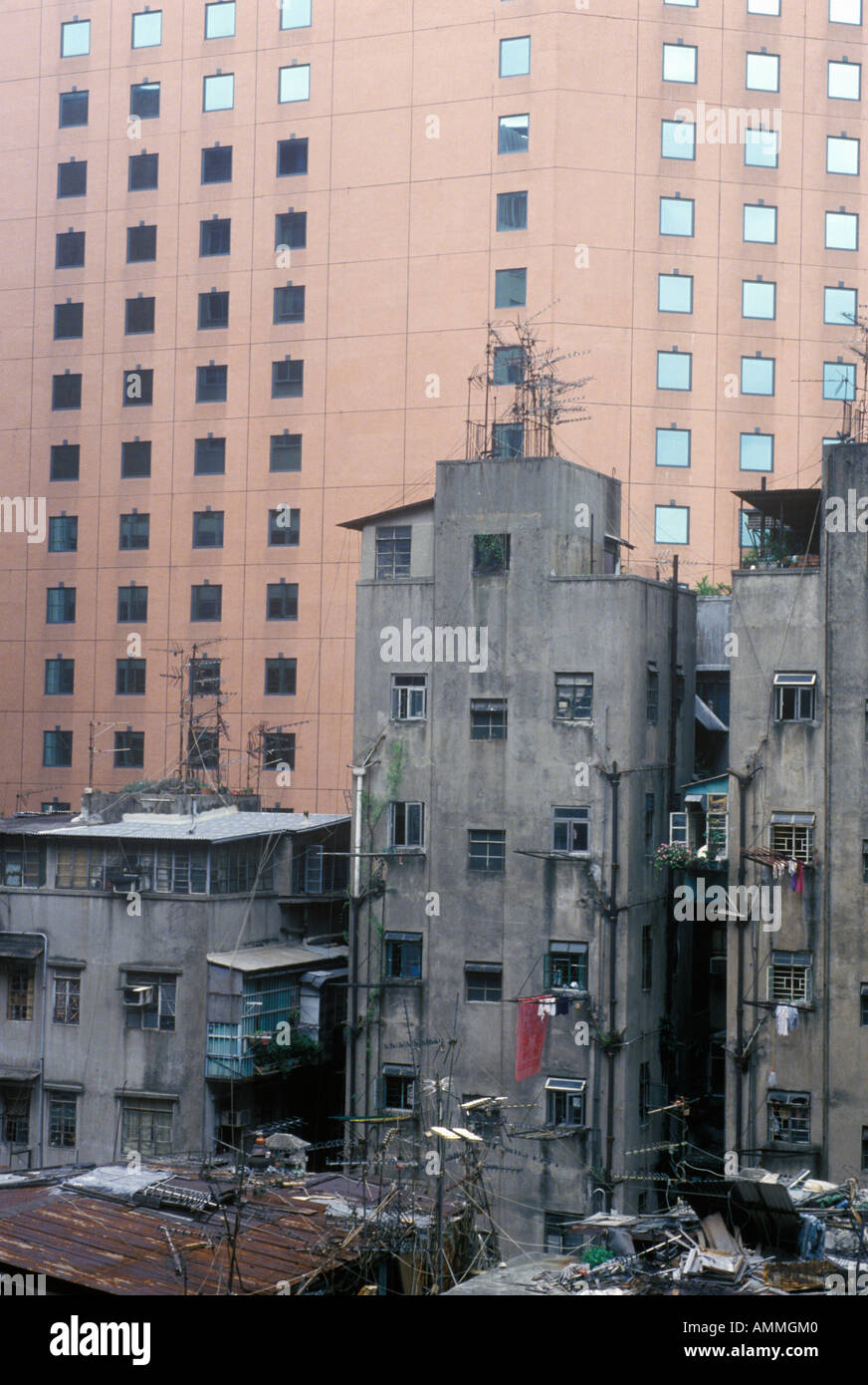 Altbauten und neuen Wolkenkratzer in Hongkong Stockfoto