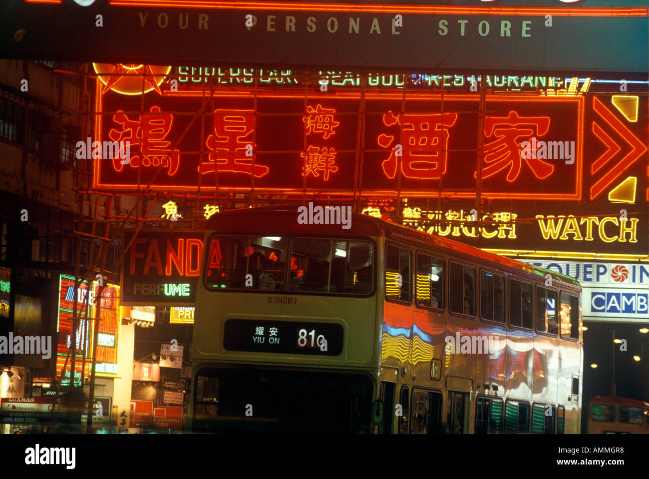 Double Decker Bus und Neon Schilder im Business District von Hong Kong bei Nacht Stockfoto