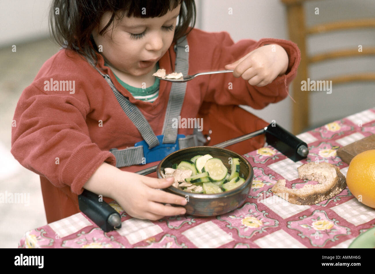 2 Jahre altes Mädchen essen Stockfoto