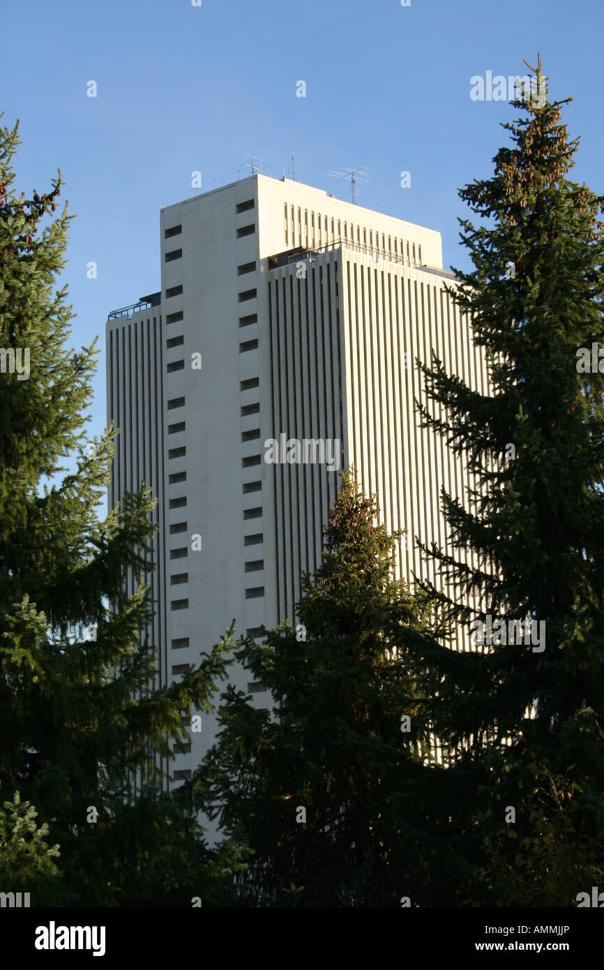 LDS Kirche Bürogebäude, umrahmt von Bäumen, Oktober 2007 Stockfoto