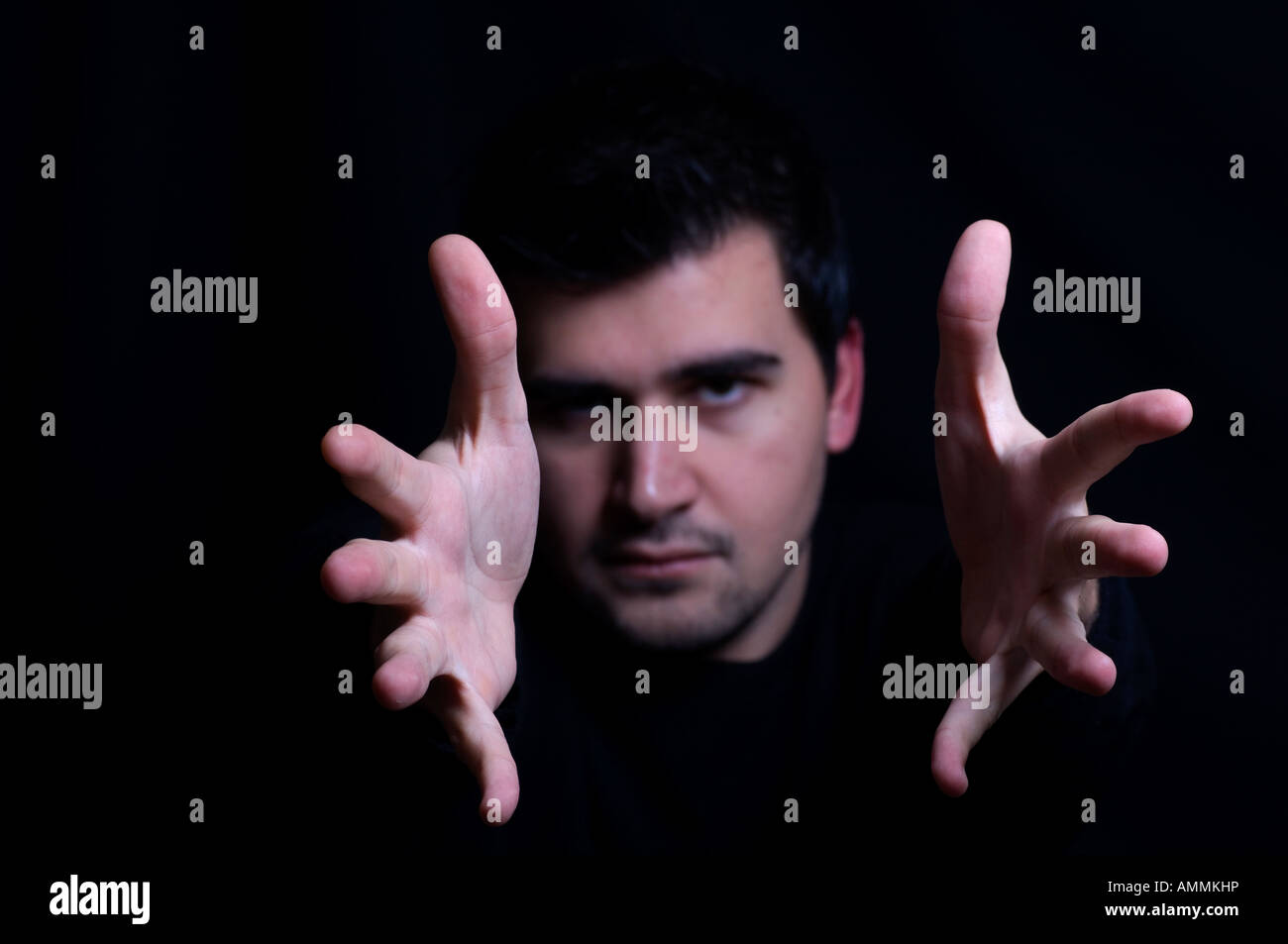 Mann zeigt greifen Hände Stockfoto